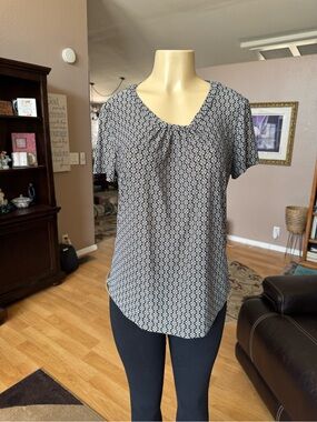 Emily Stacy black & white scoop neckline short sleeve blouse-size L